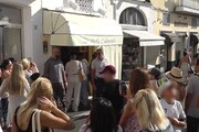 Jennifer Lopez a Capri, bagno di folla e shopping nei negozi