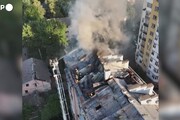 Ucraina, i vigili del fuoco spengono le fiamme sul tetto di un palazzo a Leopoli