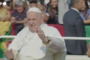A Fatima il Papa recita il rosario, in 200 mila per il Pontefice
