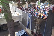 Migranti, tensione all'hotspot di Lampedusa