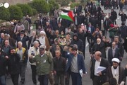Iran, proteste a Teheran contro Usa e Regno Unito per gli attacchi in Yemen