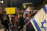 Israele, in migliaia contro governo Netanyahu:'Bibi dimettiti'