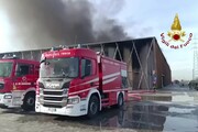 Incendio in un'azienda in Brianza, colonna di fumo visibile dall'A4