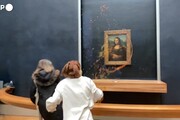 Parigi, attiviste lanciano zuppa sul vetro della Gioconda al Louvre