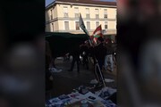 Lega, l'assalto al gazebo a Monza durante un corteo nel 2017
