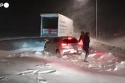 Freddo estremo in Svezia, la neve blocca centinaia di auto