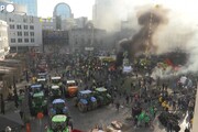 Protestano gli agricoltori, trattori e roghi in centro a Bruxelles