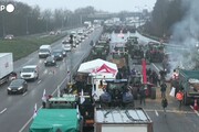 Francia, autostrade per Parigi sempre bloccate dai trattori