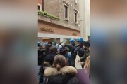 Venezia, proteste contro la ministra Bernini: cariche della polizia e tensione