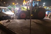 Protesta trattori, terza notte a Cagliari tra clacson e fumogeni