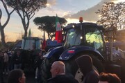 Protesta trattori: agricoltori bloccano via Nomentana, con loro anche Ercolina