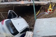 Voragine a Napoli, sprofonda la strada e inghiotte due auto