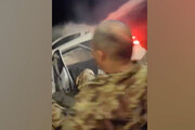 Voragine inghiotte due auto a Napoli, passeggeri salvati dai militari dell'Esercito