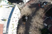 Napoli, la voragine che ha inghiottito due auto vista dall'alto