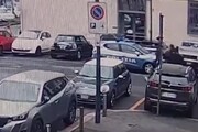 Torino, antagonisti assaltano una Volante davanti alla Questura