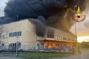 Brucia azienda di materiale plastico nel Milanese, Vigili del fuoco al lavoro