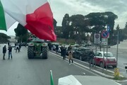 Protesta agricoltori, Roma: i trattori sfilano tra Colosseo e Circo Massimo
