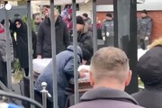 Navalny, l'ultimo saluto prima della chiusura della bara