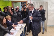 Regionali Abruzzo, foto e strette di mano per D'Amico che vota a Pescara