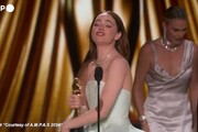 Emma Stone sul palco degli Oscar: 'Mi si e' rotto il vestito'