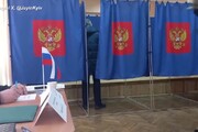 Soldato armato nelle cabine dei seggi russi, il video e' virale