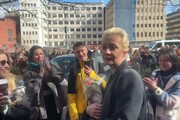 Protesta di mezzogiorno, applausi per la vedova di Navalny all'ambasciata russa a Berlino