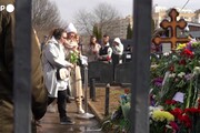 Mosca, fiori sulla tomba di Navalny nell'ultimo giorno di elezioni