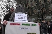 Milano, in piazza il fantasma ambientalista: 'Da verde ora sono grigio di smog'