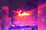 Sparatoria a Mosca, l'incendio sul tetto della sala da concerto