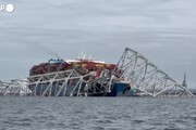 Baltimora, la struttura del ponte 'adagiata' sulla nave portacontainer