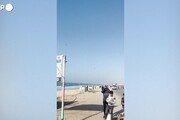 Gaza, l'arrivo degli aiuti umanitari sulla spiaggia di Rafah