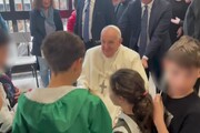 Papa Francesco con i bambini della Borghesiana