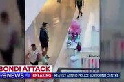 Sydney, l'aggressore corre con un coltello in mano tra i corridoi del centro commerciale