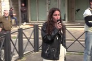 Studenti protestano davanti al tribunale: 'Preferiscono i banchieri ai loro studenti'