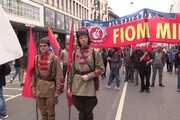 Corteo 1 Maggio Milano, manifestanti vestiti da bolscevichi: 'Cosi' aggiungiamo folklore'