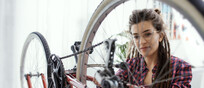 Una donna ripara la sua bicicletta foto iStock.