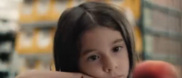 La bambina protagonista del cortometraggio (frame video Esselunga)