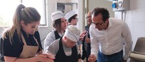 Chef Bottura insegna a fare le orecchiette a giovani con autismo