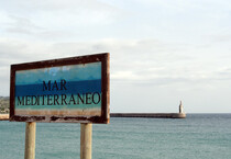 ll cartello del Mar Mediterraneo a Punta de Tarifa che fa da spartiacque con l'Oceano Atlantico (ANSA)