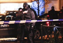 La polizia belga in un'operazione a Molenbeek, Bruxelles (ANSA)