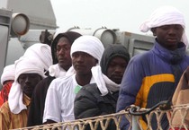Alcuni migranti nigeriani soccorsi a Porto Empedocle (ANSA)