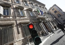 Un semaforo rosso di fronte all'entrata di Palazzo Madama (ANSA)