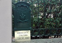 La targa apposta sotto la cassetta delle lettere di Beppe Grillo nella sua residenza di Genova S.Ilario (ANSA)