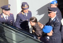 Veronica Panarello mentre lascia il palazzo di giustizia di Ragusa il 20 novembre 2015 (ANSA)