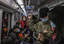 Gente nella metropolitana di Pechino (ANSA)