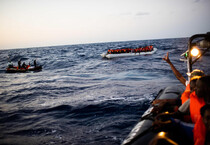 Un'operazione di salvataggio al largo della Tunisia (ANSA)