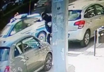 (fotogramma da video) Due agenti della Questura di Taranto sono stati feriti con alcuni colpi di pistola da un uomo a bordo di un'auto che stavano inseguendo (ANSA)