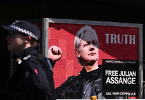 Un manifesto a favore di Julian Assange (ANSA)