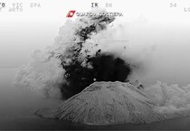 Stromboli: prosegue eruzione, la lava raggiunge il mare (ANSA)
