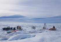 I ricercatori scavano pozzi per la misurazione della temperatura, Groenlandia (Fonte: Poul Christoffersen) (ANSA)